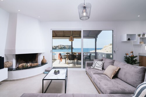 Beach front apartment with swimming pool ideal for families