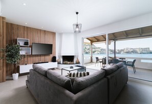 Smart TV, lareira, console de videogame, livros