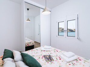 3 camere, una scrivania, insonorizzazione, ferro/asse da stiro