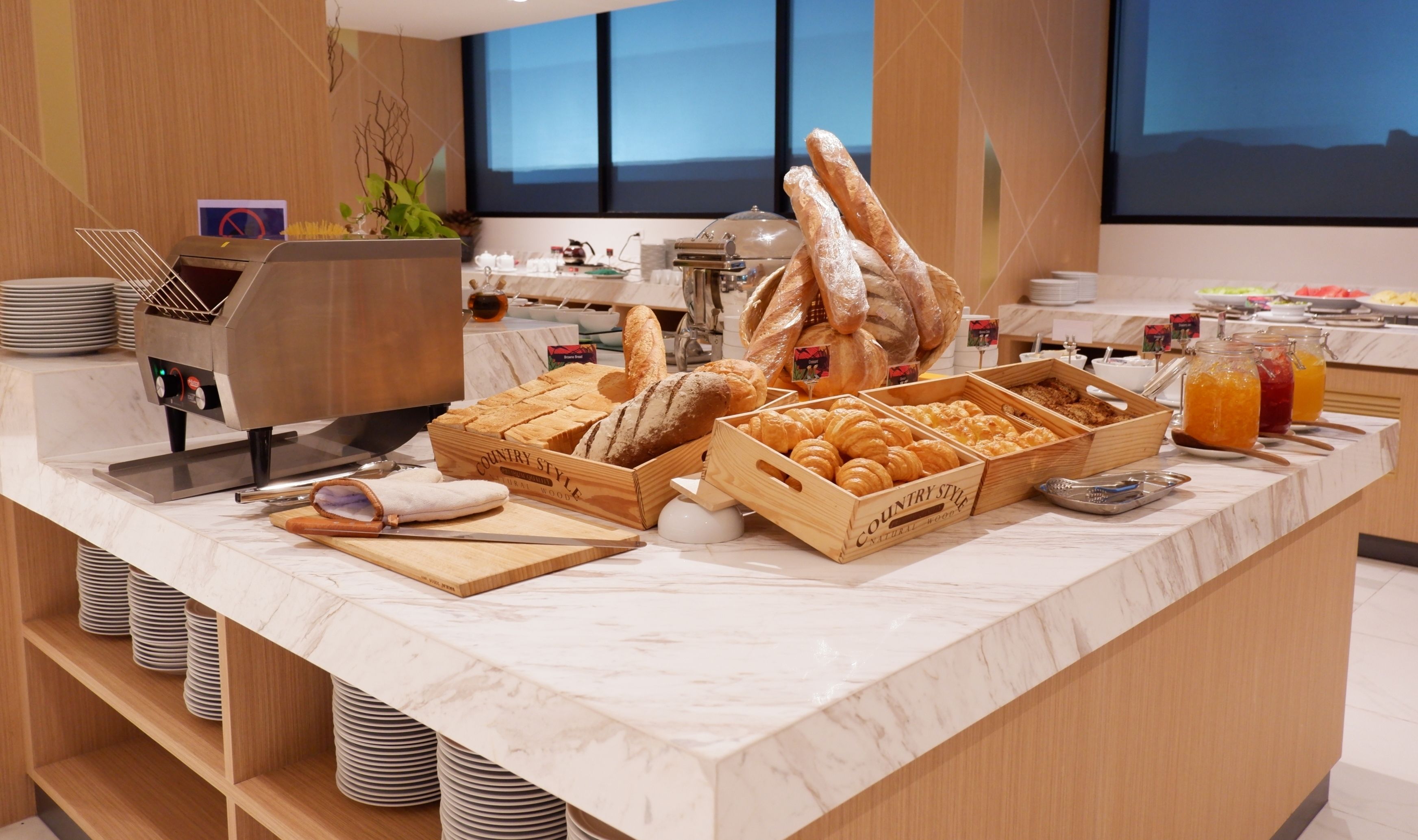 daily cooked-to-order breakfast (thb 350 per person)