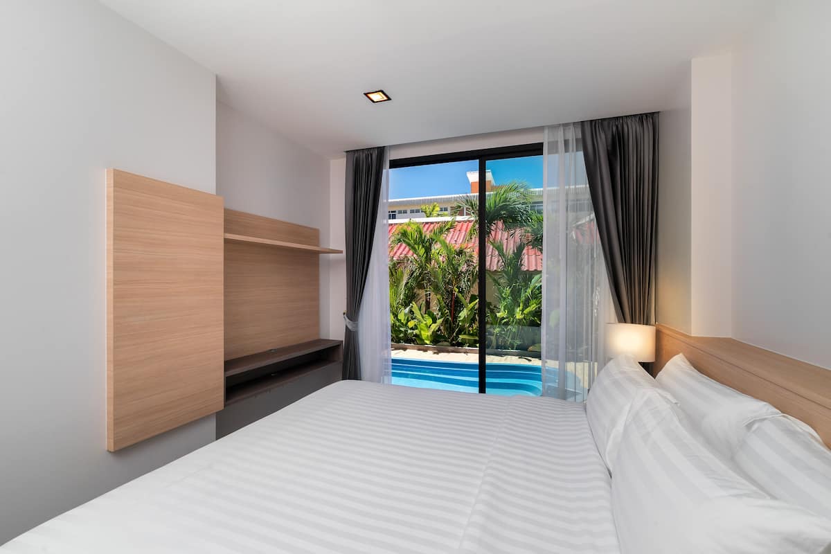 4 bedrooms, in-room safe, laptop workspace, blackout curtains
