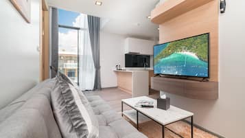 Dúplex, 3 habitaciones | Sala de estar | Televisión LED de 40 pulgadas con canales vía satélite y televisión