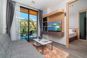 One Bedroom Deluxe with Plunge Pool | Oppholdsrom | En 40-tommers LED-TV med Parabol-TV samt TV
