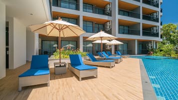 2 albercas al aire libre, acceso de 07:00 a 19:00, y camastros