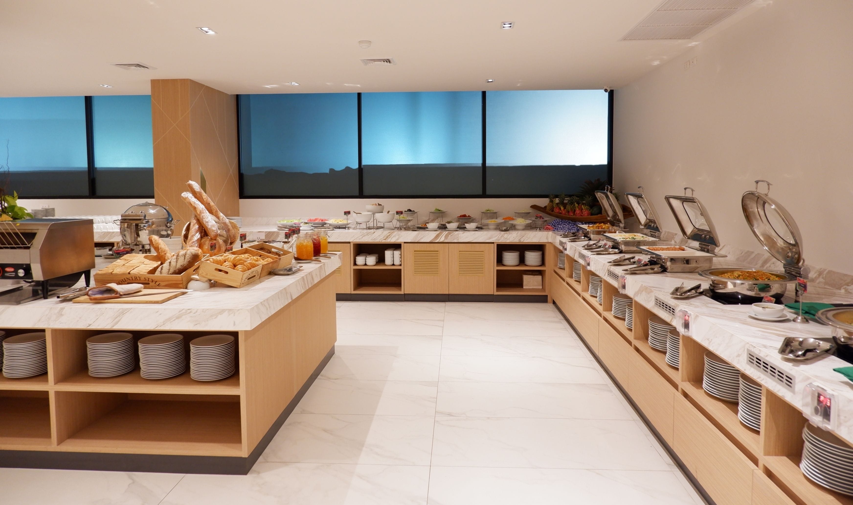 daily cooked-to-order breakfast (thb 350 per person)