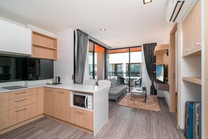 One Bedroom Deluxe Plus | リビングルーム | 40 インチのLED テレビ (衛星放送視聴可)、テレビ