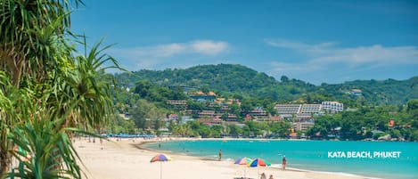 Playa en los alrededores y toallas de playa 