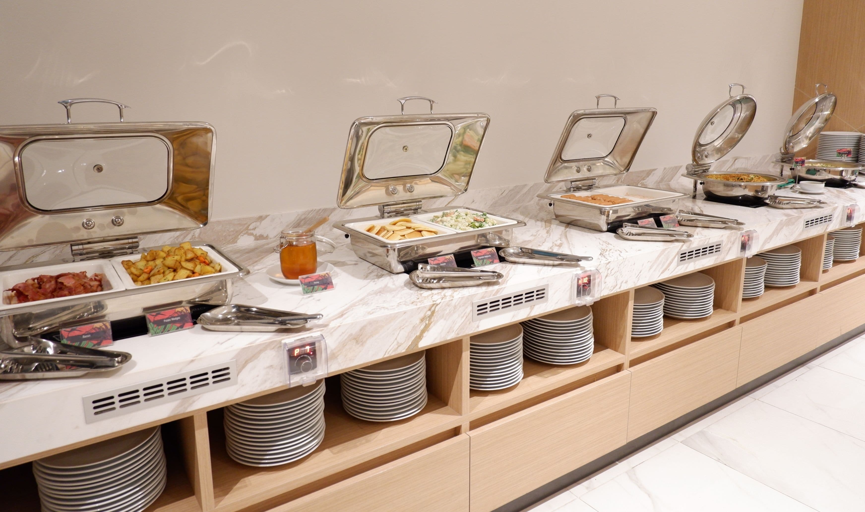 Un buffet proposant une variété de plats et d’accompagnements.