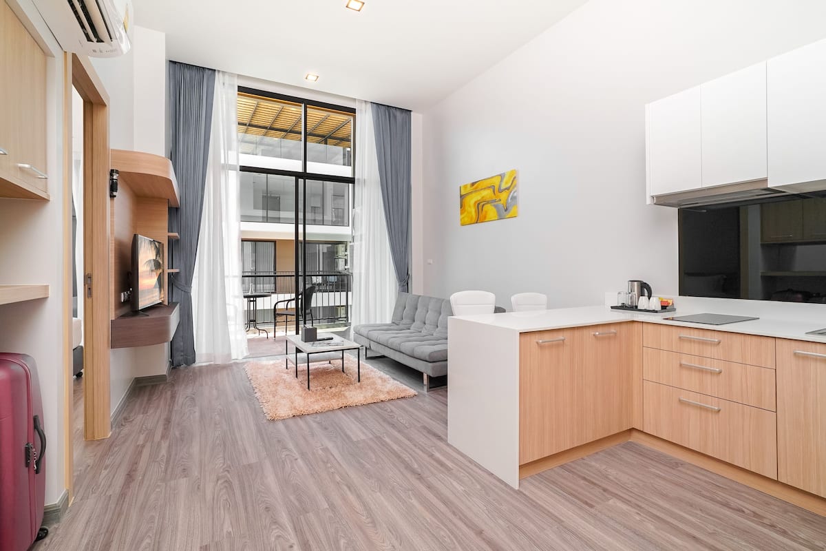 One Bedroom Deluxe Corner | 거실 공간 | 위성 채널 시청이 가능한 40인치 LED TV, TV