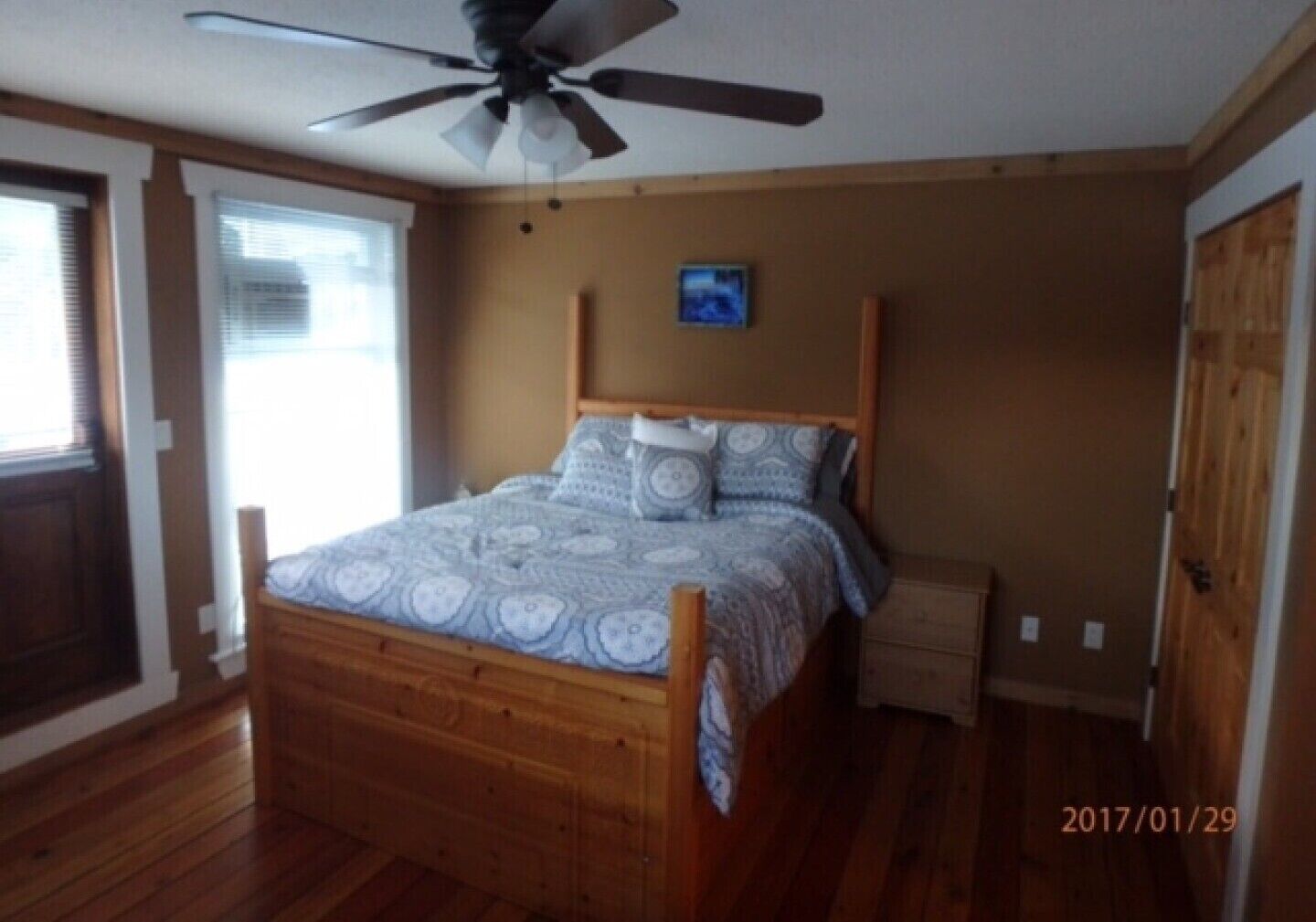 Very comfortable queen bed.