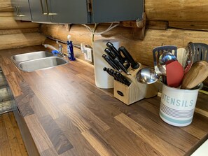 Großer Kühlschrank, Mikrowelle, Ofen, Herdplatte