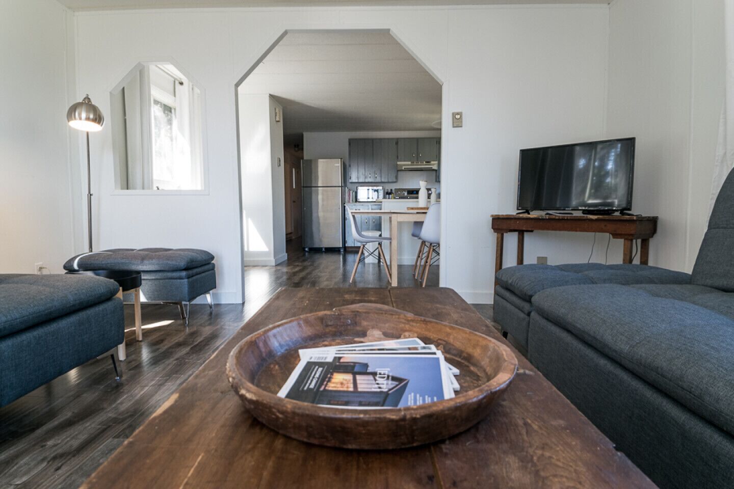 TV connectée, cheminée, Netflix, livres