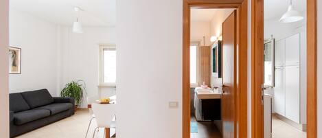 Smart TV, DVD player, books, stereo