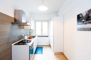 ثلاجة، ميكروويف، فرن، موقد طهي مسطح