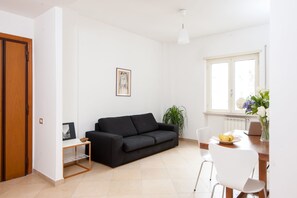 TV connectée, lecteur de DVD, livres, chaîne hi-fi