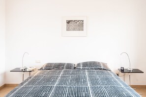 1 sovrum, värdeförvaringsskåp på rummet och skrivbord