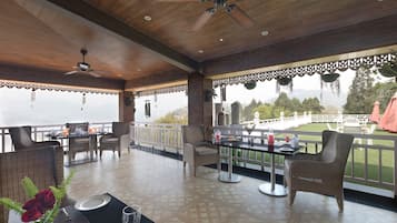 S'hi serveixen plats de cuina internacional