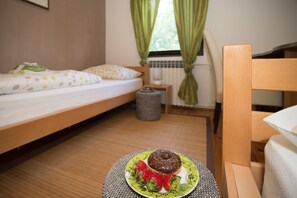 3 habitaciones, tabla de planchar con plancha y cuna de viaje