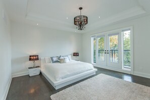 5 bedrooms, desk, iron/ironing board, free WiFi