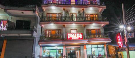 Voorkant accommodatie - avond/nacht