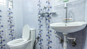 デラックス ルーム | バスルーム | シャワー、バスアメニティ (無料)、タオル