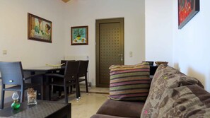 Televisio, DVD-soitin, kirjoja, videokirjasto