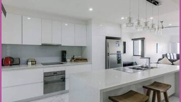 Réfrigérateur, micro-ondes, four, plaque de cuisson