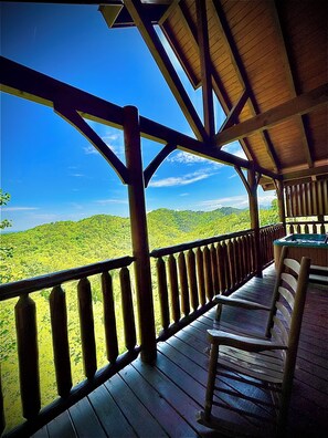 Outdoor spa tub - Perfect Getaway-Views, Hot Tub, Full Kitchen - Close to Dollywood and GSMNP (Sevierville)