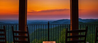 Luxurious 2BR Cabin w/Views, Hot Tub & Close to GSMNP