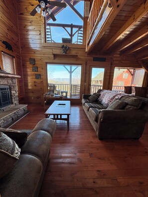 Smart TV, fireplace, video games, DVD player - Perfect Getaway-Views, Hot Tub, Full Kitchen - Close to Dollywood and GSMNP (Sevierville)