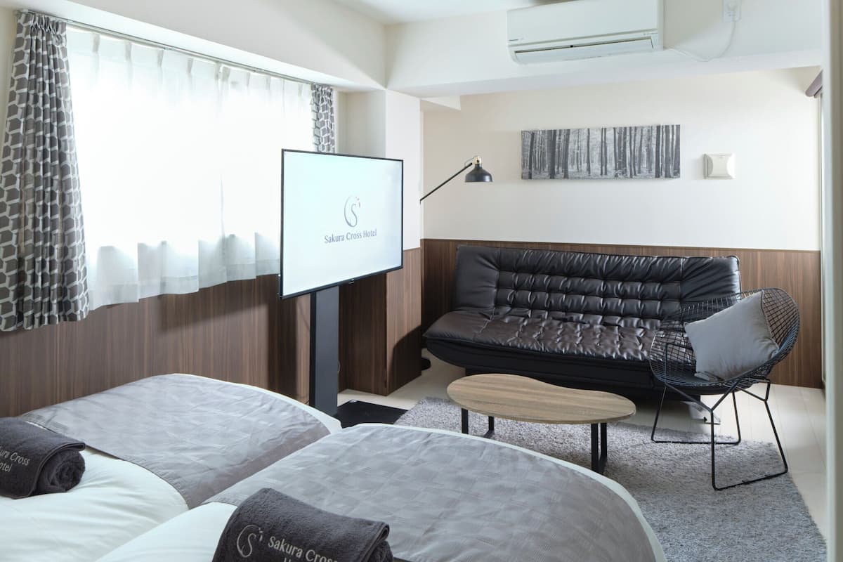Quadruple Room, Non Smoking | Desk, free WiFi, bed sheets