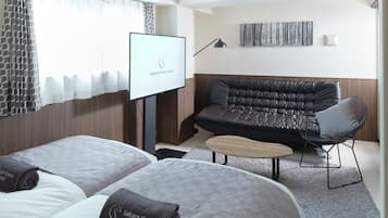 Quadruple Room, Non Smoking | Desk, free WiFi, bed sheets