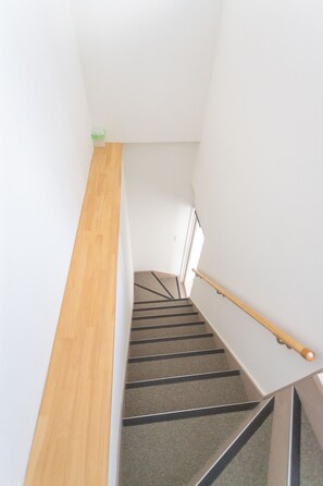 書桌、免費無線上網、床單