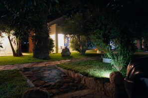 Property grounds - houdis House - Family House with Garden and Pool (Paralio Astros)