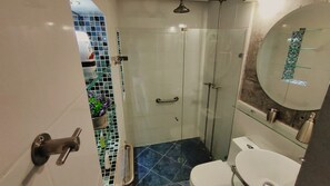Douche, sèche-cheveux, serviettes fournies, savon