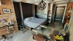 Escritorio, tabla de planchar con plancha, wifi gratis y ropa de cama 