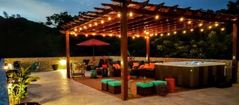Mar Luxurious Condo 1BD w/Hot tub and pool