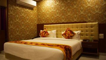 Executive Queen | 1 bedroom, in-room safe, desk, laptop workspace