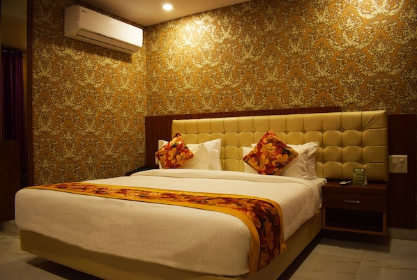 Executive Queen | 1 bedroom, in-room safe, desk, laptop workspace