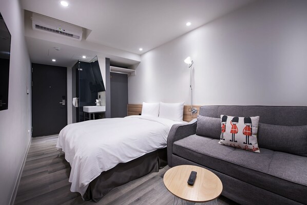 Premium bedding, desk, soundproofing, free WiFi - LightHouse (Taichung)