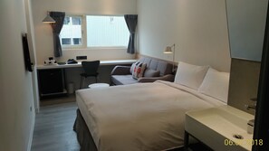 Premium bedding, desk, soundproofing, free WiFi - LightHouse (Taichung)