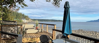Private waterfront cottage on Malaspina Strait