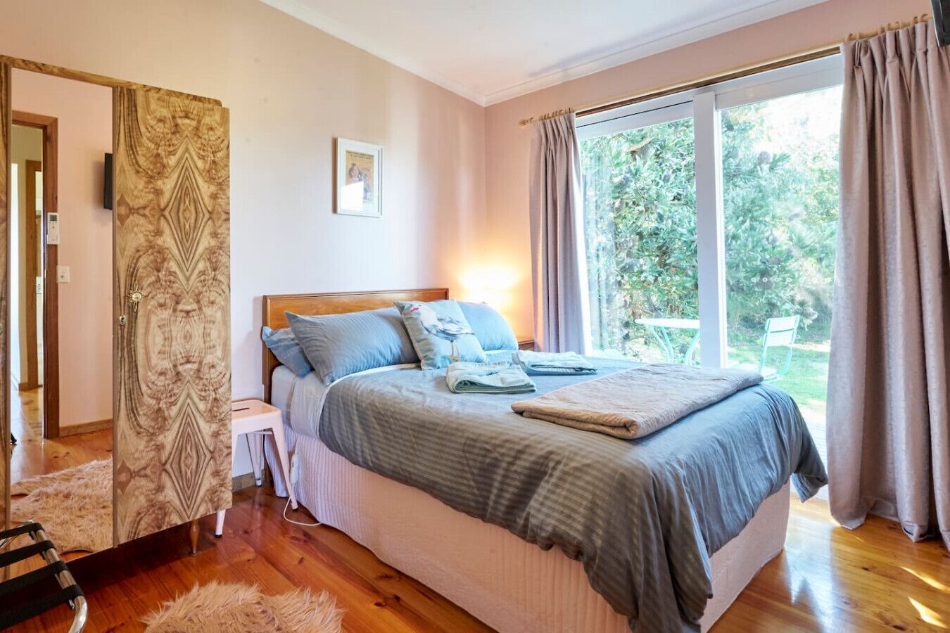 4 habitaciones, escritorio y tabla de planchar con plancha 