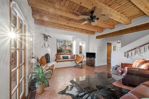 テレビ、暖炉、書斎 / ワークスペース