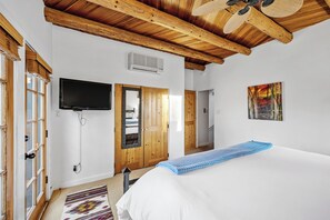 2 habitaciones, escritorio, tabla de planchar con plancha y wifi 