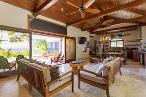 Smart TV, books, stereo - Luxury Home, Amazing Ocean Views! Front Row, Walk to the Beach! Sleeps up to 16 (Playa Dominical)