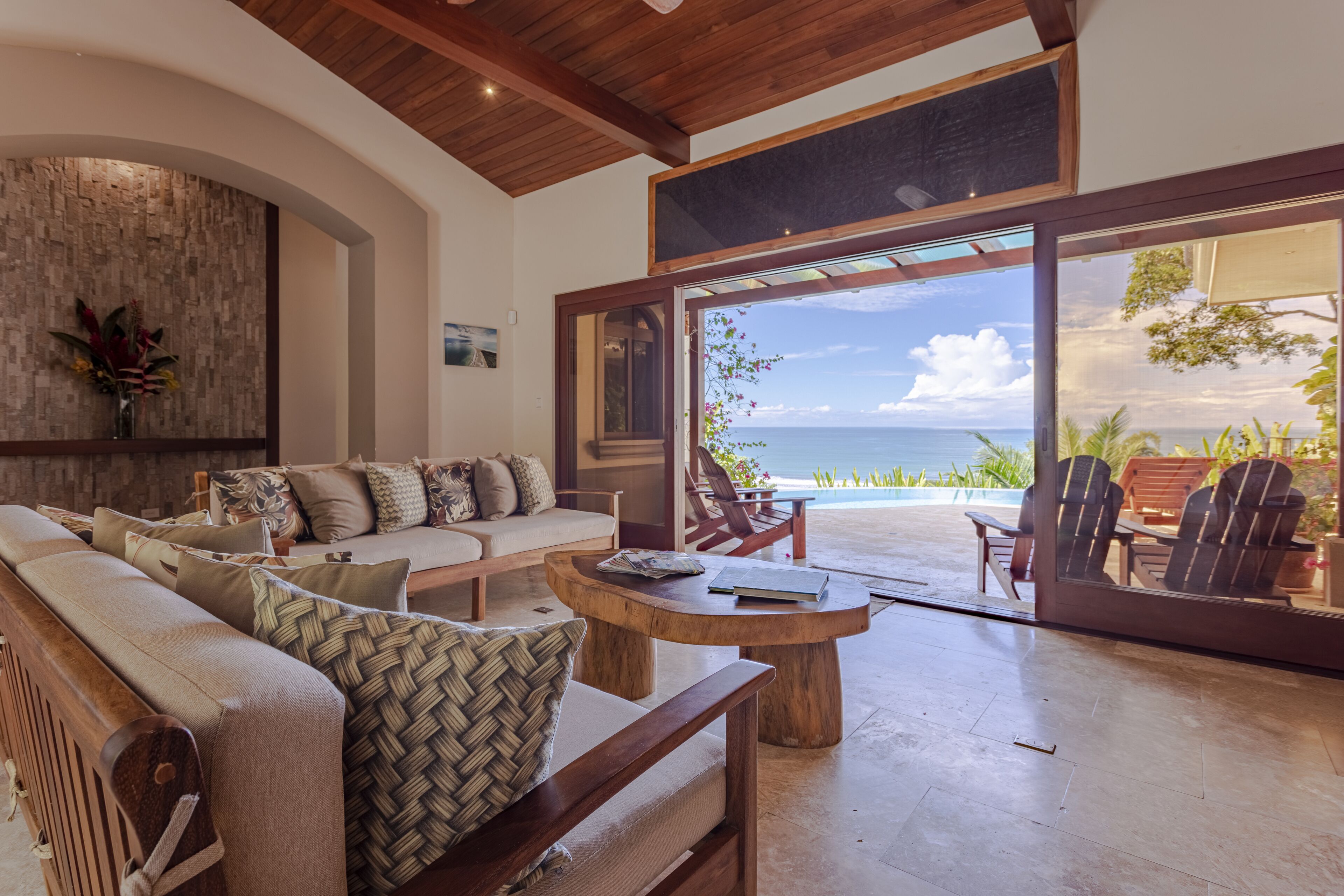 TV connectée, livres, chaîne hi-fi