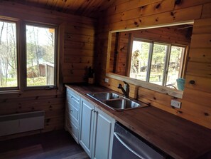 Private kitchen - Lakeview Escape - Maple 3 Bedroom Cottage - Prime Lake Muskoka Location (Bracebridge)