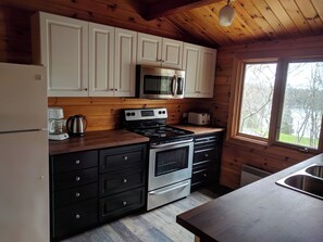 Private kitchen - Lakeview Escape - Maple 3 Bedroom Cottage - Prime Lake Muskoka Location (Bracebridge)