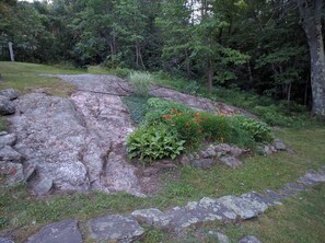 Property grounds - Lakeview Escape - Maple 3 Bedroom Cottage - Prime Lake Muskoka Location (Bracebridge)